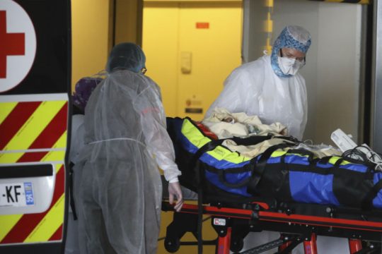 Covid-19: Διμέτωπος αγώνας κατά της πανδημίας, σε οικονομία και κοινωνία