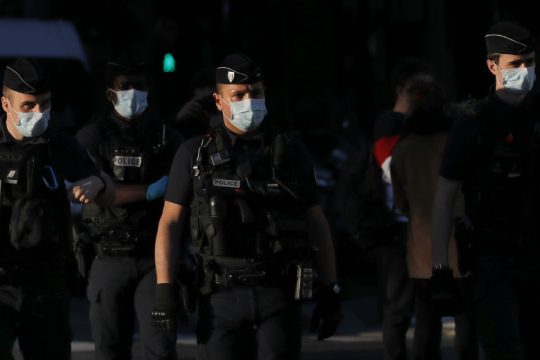 Δύο νύχτες συγκρούσεων σε παρισινό προάστιο μεταξύ αστυνομίας και νεαρών
