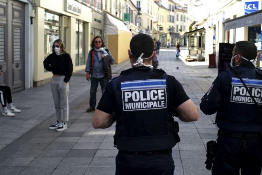 Νεκρός από αστυνομικά πυρά ύποπτος με μαχαίρι, στο Παρίσι