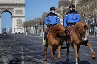 Οι «πολεμικές ιαχές» Μακρόν δεν φρενάρουν τον κορονοϊό