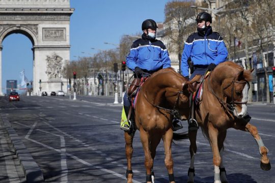 Οι «πολεμικές ιαχές» Μακρόν δεν φρενάρουν τον κορονοϊό