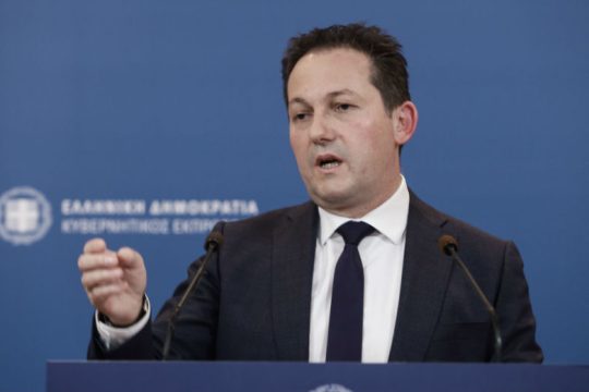 Πέτσας: Φέτος ας σουβλίσουμε… τον κορονοϊό