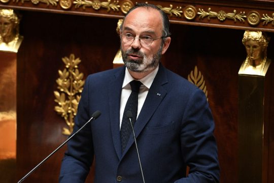 «Θα πρέπει να μάθουμε να ζούμε με τον ιό» λέει ο Γάλλος πρωθυπουργός