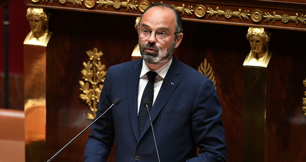 «Θα πρέπει να μάθουμε να ζούμε με τον ιό» λέει ο Γάλλος πρωθυπουργός