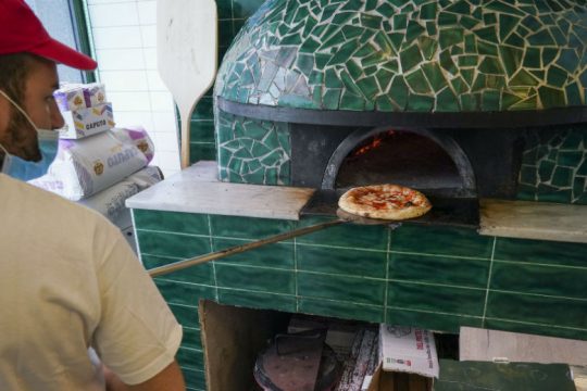 Μύρισε πάλι πίτσα στα στενά της Νάπολης