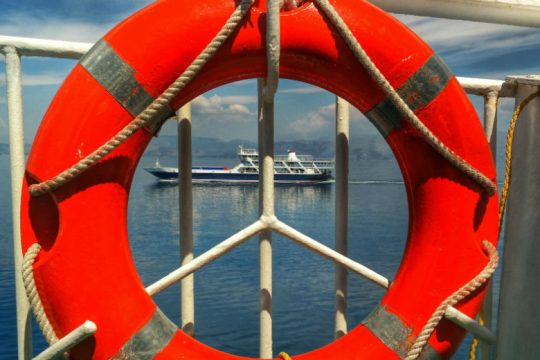 Με δυο καπετάνιους το πλοίο βυθίζεται  (10 Απριλίου)
