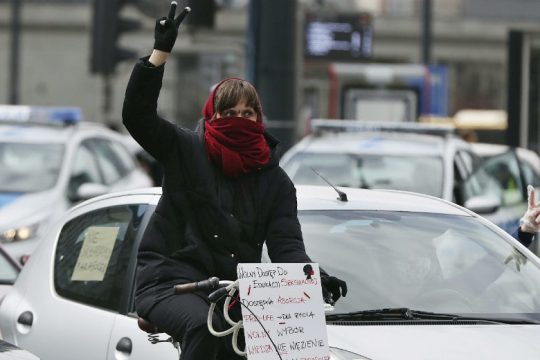 Διαδήλωση κατά της απαγόρευσης των αμβλώσεων παρά την πανδημία στη Βαρσοβία