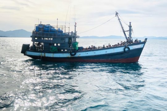 Τετρακόσιοι πρόσφυγες Ροχίνγκια παράδερναν στη θάλασσα για δύο μήνες