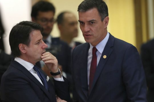 Στα χαρακώματα οι ηγέτες ενώ η πανδημία σαρώνει την Ευρώπη