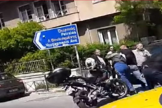 Έρευνα της ΕΛ.ΑΣ. για το βίντεο με ξυλοδαρμό μοτοσυκλετιστή από αστυνομικό