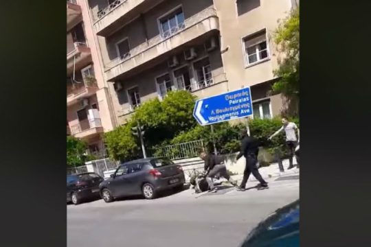 Αστυνομικός κυβερνητικού στελέχους έδειρε τον μοτοσυκλετιστή