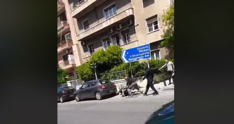 Αστυνομικός κυβερνητικού στελέχους έδειρε τον μοτοσυκλετιστή