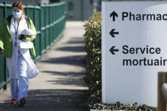Επιβραδύνεται ο απολογισμός των θανάτων στην Ισπανία