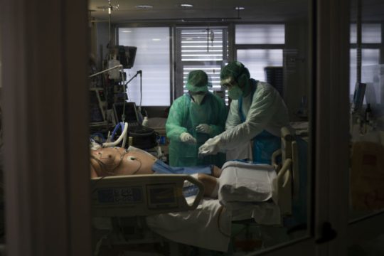Τα διαγνωστικά τεστ και ο αριθμός των θυμάτων απασχολούν τον ισπανικό Τύπο