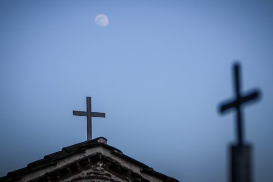 Πολιτικά ερωτήματα για την παρουσία της «γαλάζιας» δημάρχου K. Κέρκυρας σε λειτουργία