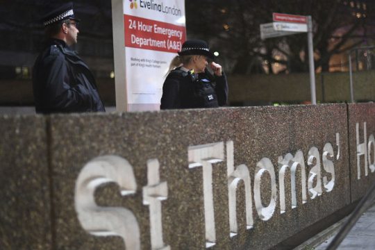 Η εισαγωγή του Τζόνσον στην εντατική κυριαρχεί στον βρετανικό Τύπο