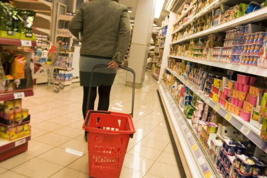 Ανοιχτά σήμερα τα καταστήματα τροφίμων – Πώς θα λειτουργήσουν ενόψει Πάσχα