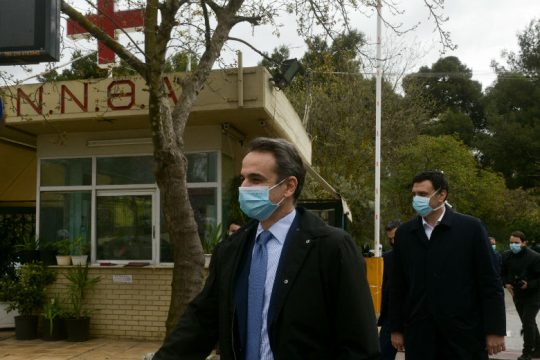 Στο «Σωτηρία» ο πρωθυπουργός – Μοίρασε μάσκες και υποσχέσεις