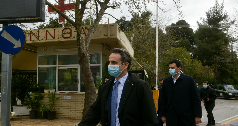 Στο «Σωτηρία» ο πρωθυπουργός – Μοίρασε μάσκες και υποσχέσεις