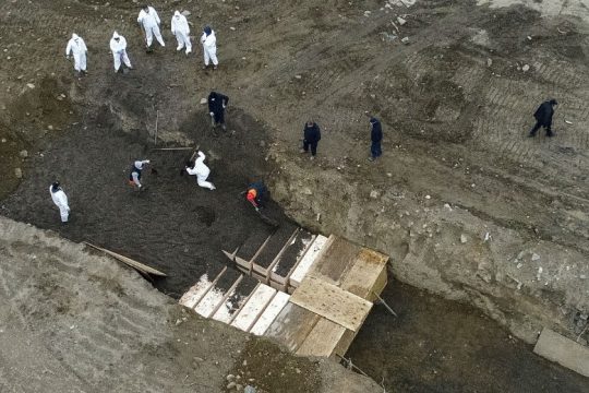 Ομαδικοί τάφοι στη Νέα Υόρκη καθώς θερίζει η πανδημία