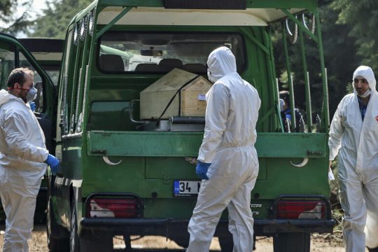 Μάσκες, κολόνιες λεμονιού και κούφια λόγια