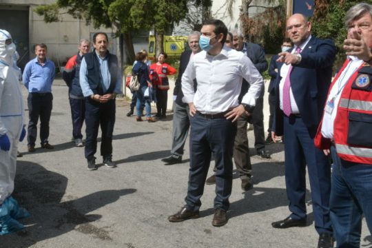 Στο συντονιστικό κέντρο του ΕΚΑΒ ο Αλ. Τσίπρας