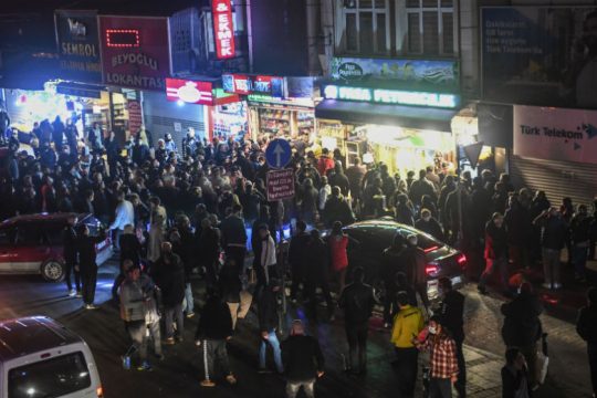 Σκηνές παραφροσύνης στην Τουρκία πριν το lockdown