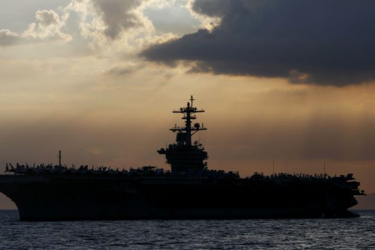 Πολιτική σύγκρουση στις ΗΠΑ για την καθαίρεση του πλοιάρχου του κορονοϊόπληκτου Ρούζβελτ