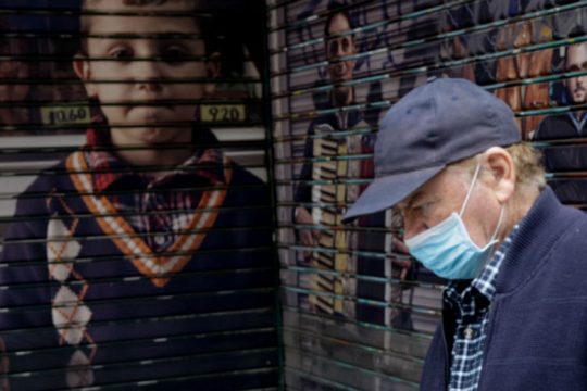 Καλπάζει η πανδημία – Δοκιμάζονται τα συστήματα Υγείας