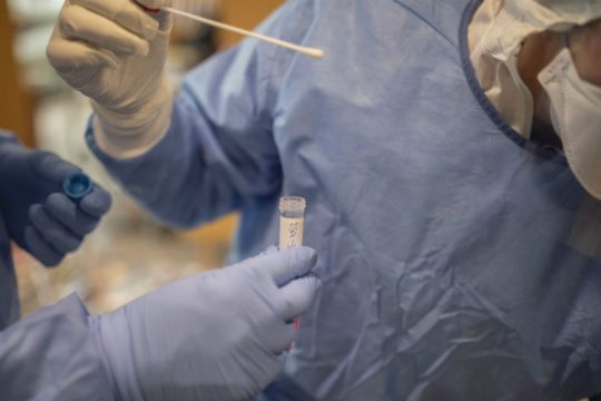 Covid-19: Παραίτηση με αιχμές για το επιστημονικό πρόγραμμα της ΕΕ