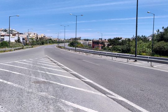 Ερημοι δρόμοι στην Κρήτη το τριήμερο του Πάσχα