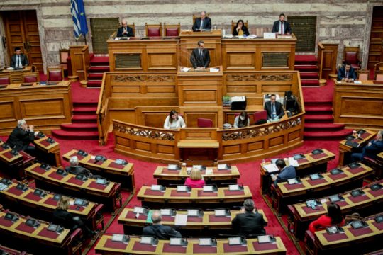 Συντονισμένα πυρά στην κυβέρνηση για τη διαχείριση της πανδημίας