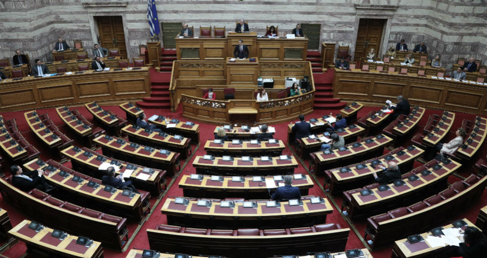 Πέρασαν με ευρεία πλειοψηφία οι ΠΝΠ για τα μέτρα κατά της πανδημίας
