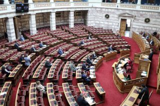 Συναίνεση σε άδεια έδρανα για την κρίση του κορονοϊού
