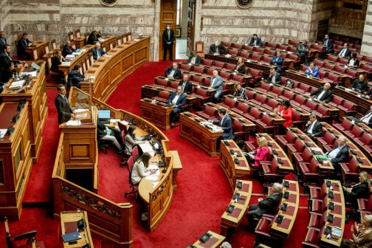 Μετωπική στη Βουλή για τη διαχείριση της πανδημίας