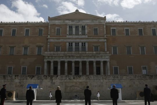 Εντάσεις για τα εργασιακά και για το κόστος της καμπάνιας