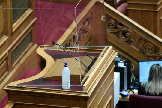 Με τις ψήφους της Ν.Δ. πέρασε το Σ/Ν με τα μέτρα για την πανδημία