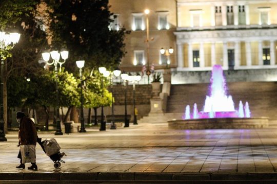 Οι ζωντανοί, η αθλιότητα, η αναμονή, το δημόσιο