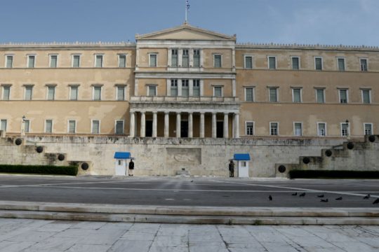 Πυρά κατά Μαξίμου για τα 9 εκατ. ευρώ της νέας «εκστρατεία ενημέρωσης»