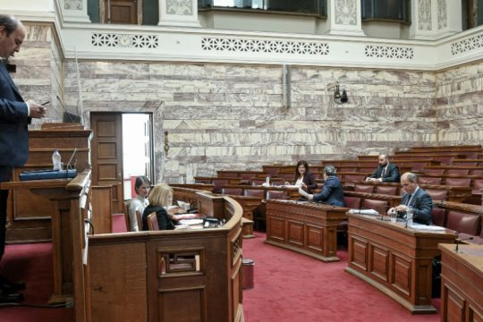 Επαναφέρει η κυβέρνηση τη λειτουργία της Βουλής μετά την κατακραυγή