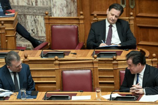 Πυρ ομαδόν κατά Βρούτση και κυβέρνησης για το φιάσκο με τα voucher