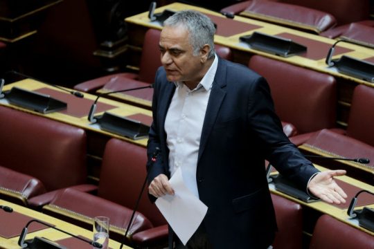Παραίτηση ή αποπομπή του υπουργού για τα «voucher της ντροπής», επιμένει ο ΣΥΡΙΖΑ