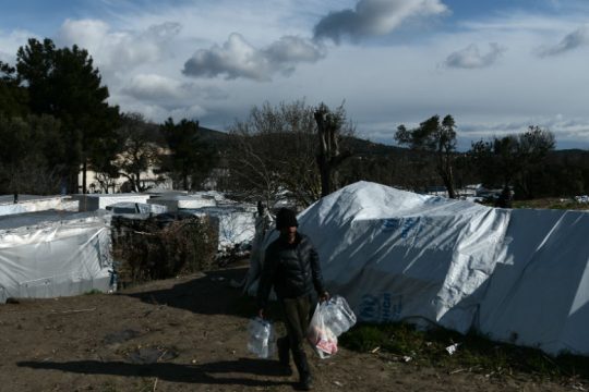 Μετά το Πάσχα η απομάκρυνση των ευπαθών προσφύγων από τα ΚΥΤ