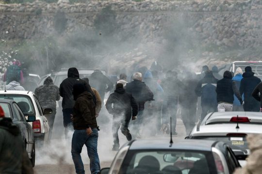 Στο εδώλιο 29 άτομα για τον ξυλοδαρμό των ΜΑΤ στη Χίο