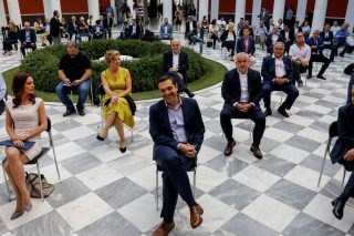 Δεν είδαν πρόγραμμα αλλά… μετρούσαν τις φούστες