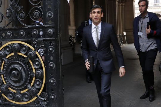 Ως τον Οκτώβριο θα αναπληρώνει τους μισθούς η Βρετανία