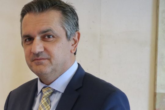 Ο ξενοφοβικός περιφερειάρχης… κάνει εκκαθαρίσεις