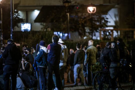 Ο καβγάς για… τα τραπεζοκαθίσματα