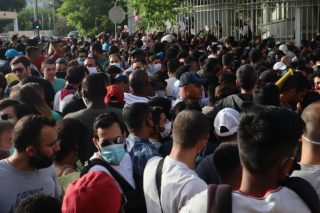 Ντροπιαστικές εικόνες συνωστισμού και χάους έξω από την υπηρεσία Ασύλου