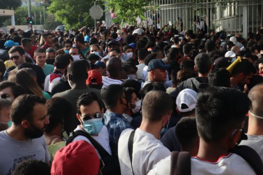 Ντροπιαστικές εικόνες συνωστισμού και χάους έξω από την υπηρεσία Ασύλου